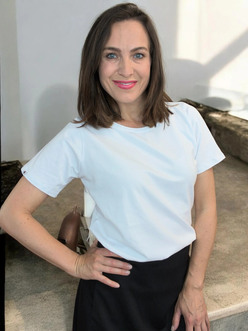 Bílé volné tričko YAYA na modelce